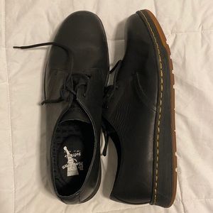 Dr. Martins 13 soft wear mens black shoes with rubber gum sole. Great condition